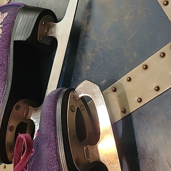 Hannah Montana Ice Skates 4 - Picture 4 of 7